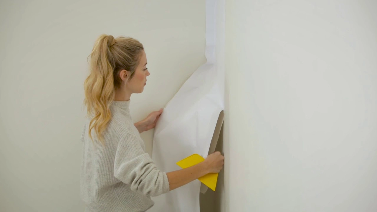 Wallpaper corners and edges peeling – Dubai wallpaper services